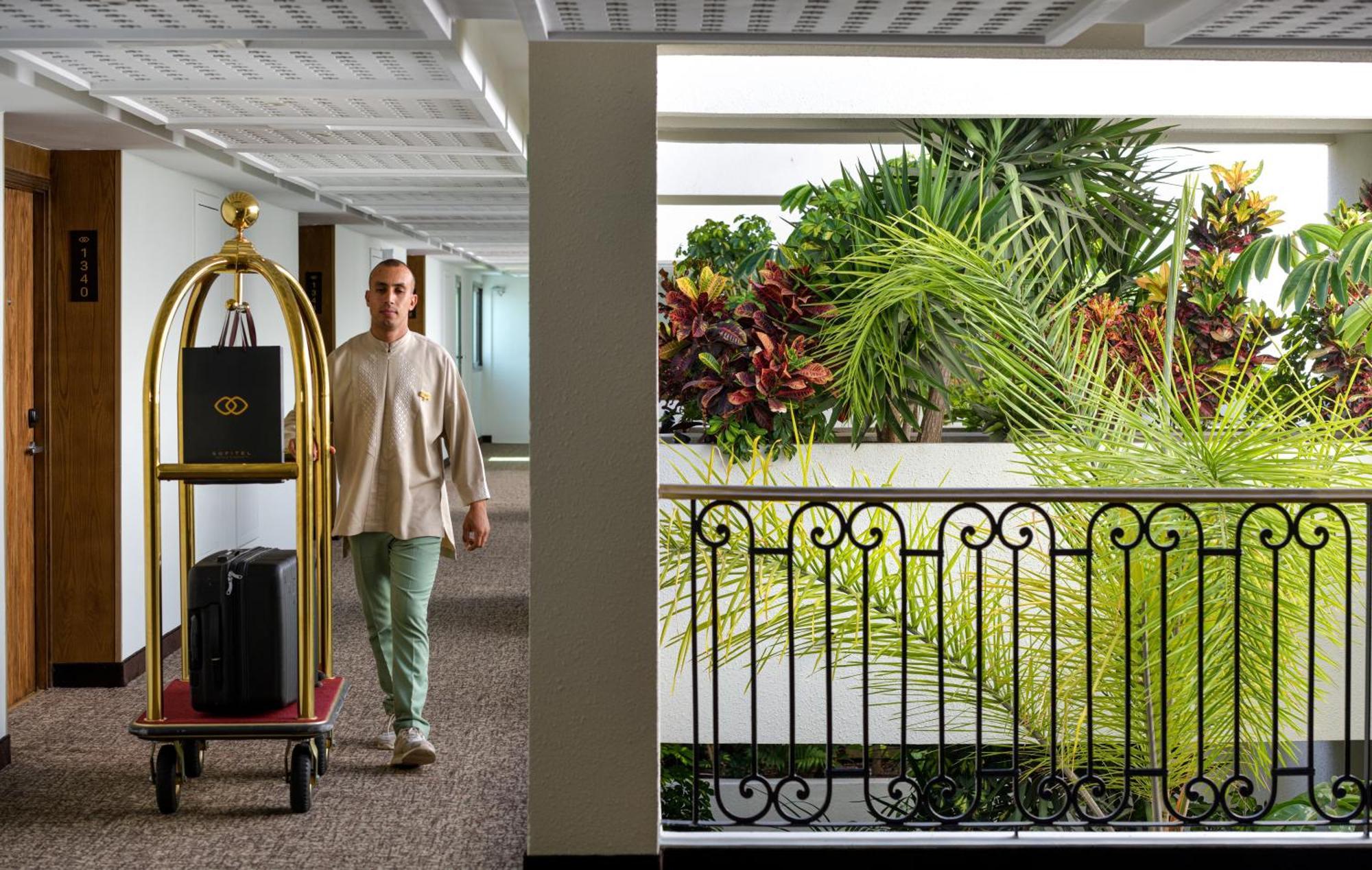 Sofitel Agadir Royal Bay Resort Exterior foto A bellboy with a luggage cart